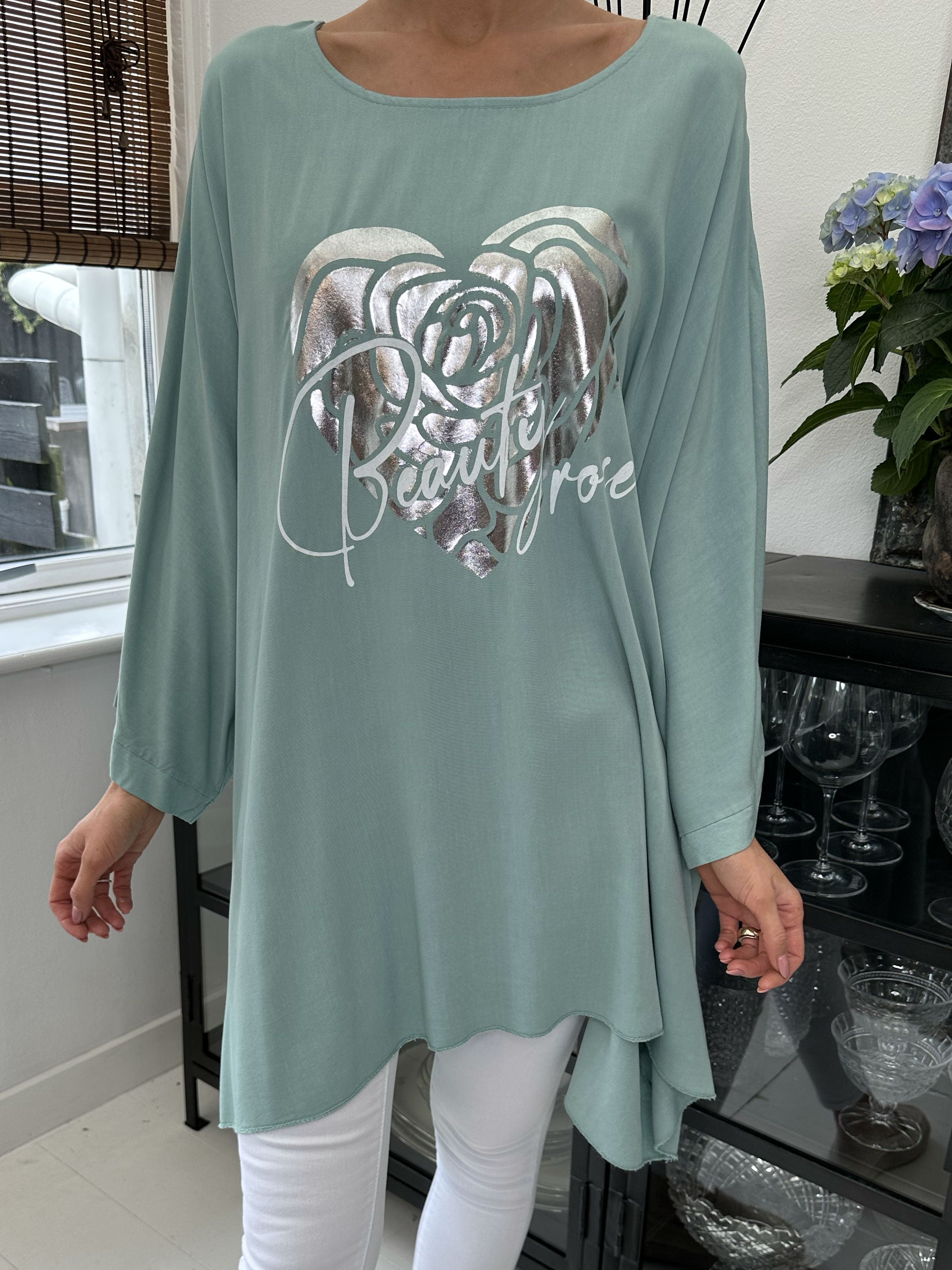 Flavia - T-shirt med silvertryck och fladdermusärmar